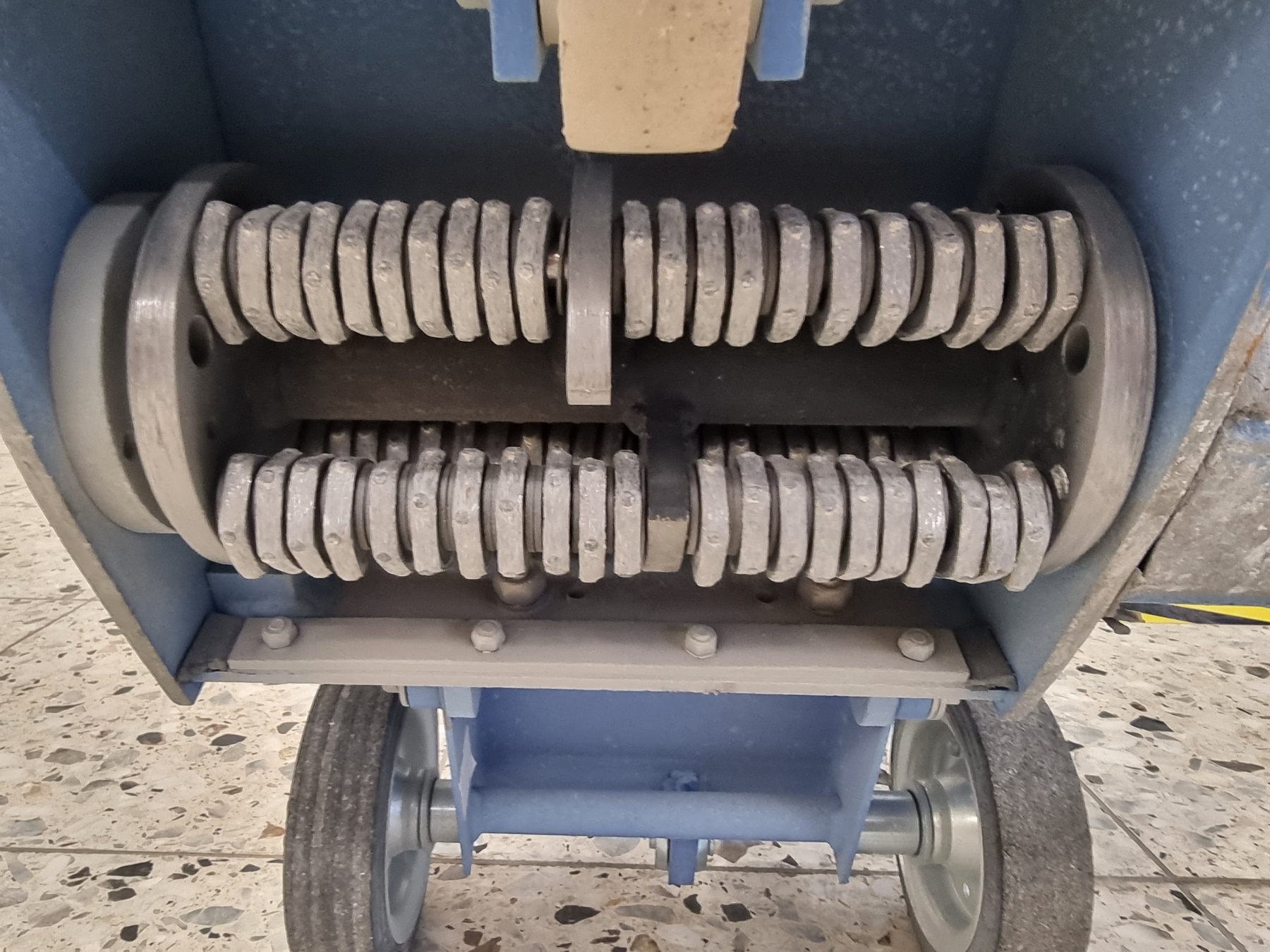 Fliesenkleber entfernen 9 Estrichfräse beim Entfernen von Fliesenkleber