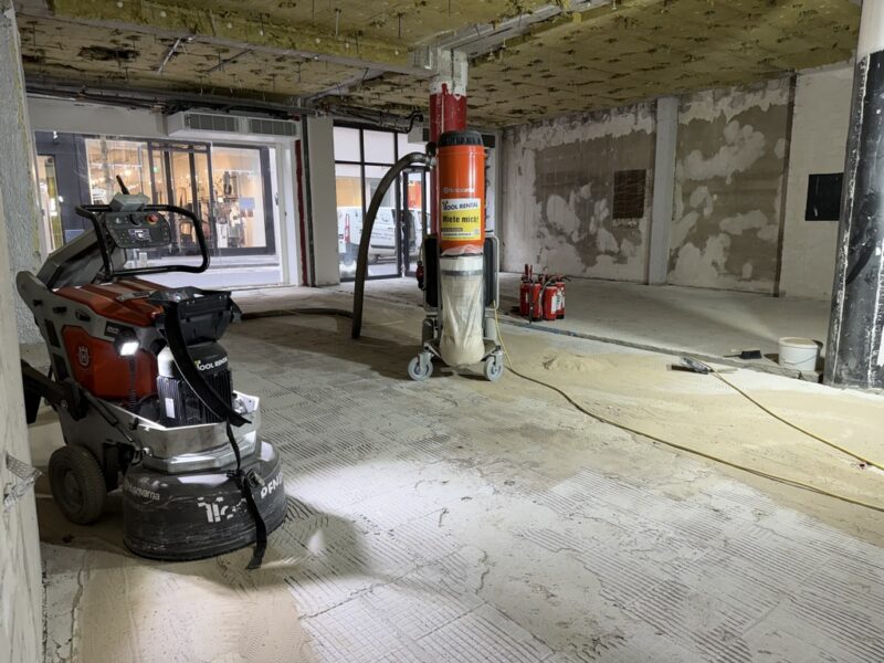 Mey & Edlich Köln: 320 m² Flagship-Sanierung in 4 Tagen 20 600mm Schleifmaschine mit Absaugung