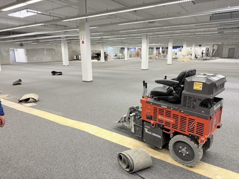 Elektronikfachmarkt in Hamm: 2.000 m² Teppich + Teppichkleber in 5 Tagen entfernt 3 Aufsitz-Bodenbelagentferner bei Teppichsanierung