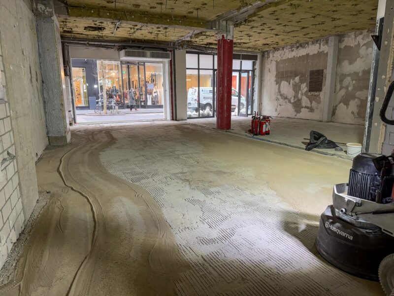 Mey & Edlich Köln: 320 m² Flagship-Sanierung in 4 Tagen 21 Bodenschleifmaschine im Einsatz
