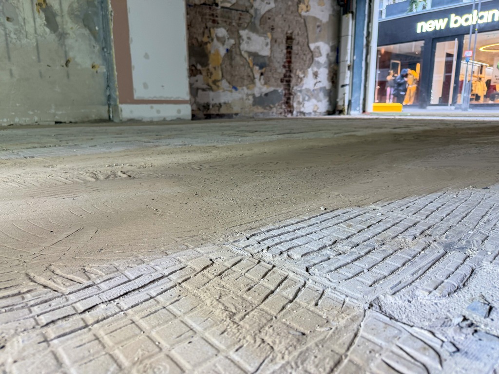 Mey & Edlich Köln: 320 m² Flagship-Sanierung in 4 Tagen 9 Fliesenkleber entfernen