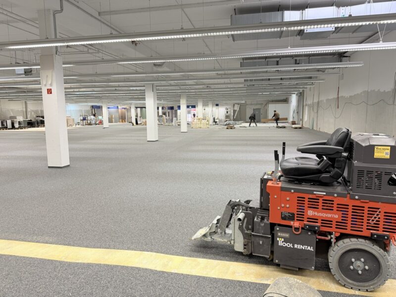 Elektronikfachmarkt in Hamm: 2.000 m² Teppich + Teppichkleber in 5 Tagen entfernt 2 Ferngesteuerte 600-mm-Bodenschleifmaschine HTC Duratiq RX6 auf 2.000 m² Hallenfläche während der Filialsanierung eines Elektronikfachmarkts in Hamm