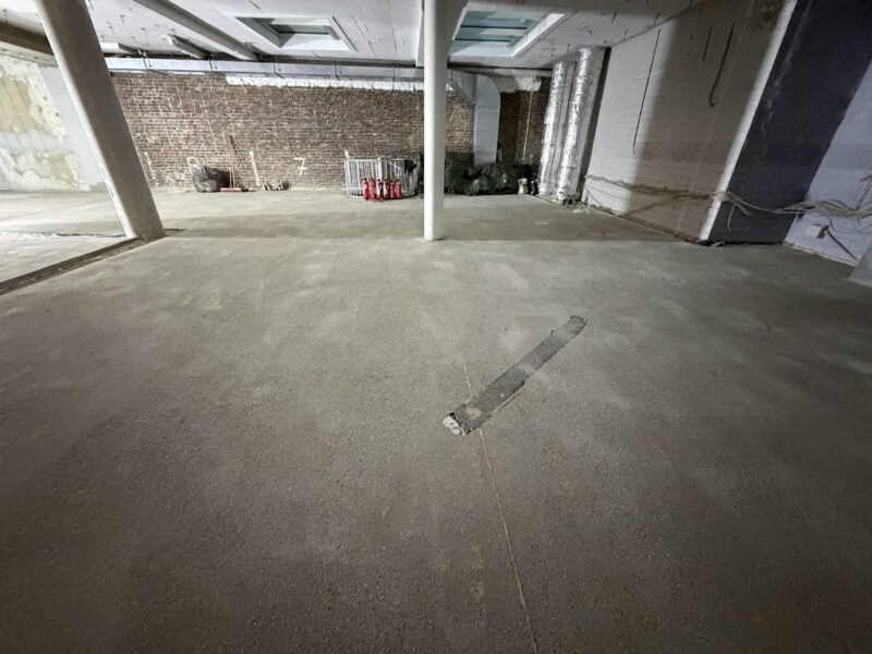 Mey & Edlich Köln: 320 m² Flagship-Sanierung in 4 Tagen 15 Fertig geschliffener Boden nach Bodensanierung im Mey & Edlich Flagship-Store Köln, übergabefertig für den Bodenleger