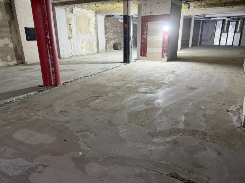 Mey & Edlich Köln: 320 m² Flagship-Sanierung in 4 Tagen 14 Fertigstellung der Schleifarbeiten an der Bodensanierung im Mey & Edlich Flagship-Store Köln am Samstagvormittag