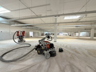 Elektronikfachmarkt in Hamm: 2.000 m² Teppich + Teppichkleber in 5 Tagen entfernt 5 Fillialsanierung mit 600mm Bodenschleifmaschine