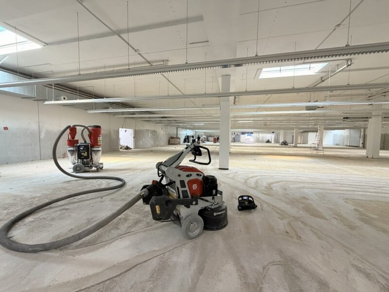 Bodenschleifmaschine mit Absaugung mieten – 400V, 600 mm 7 Fillialsanierung mit 600mm Bodenschleifmaschine