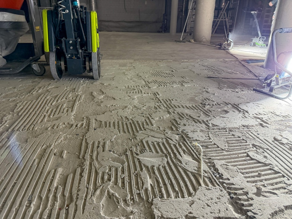Mey & Edlich Köln: 320 m² Flagship-Sanierung in 4 Tagen 10 Fliesenkleber auf Boden
