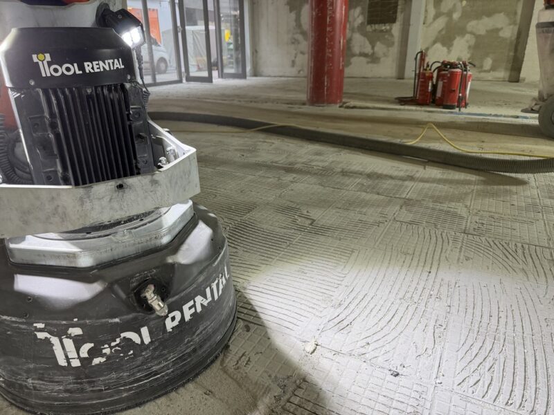Mey & Edlich Köln: 320 m² Flagship-Sanierung in 4 Tagen 19 Fliesenkleber mit Betonschleifer abschleifen