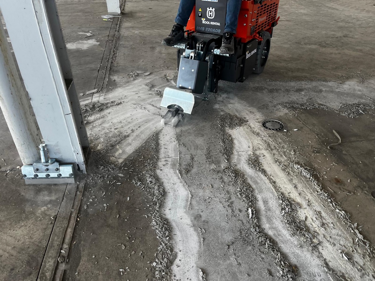 Mietgeräte für Bodensanierung mieten 20 Aufsitzstripper entfernt alte Parkhausbeschichtung