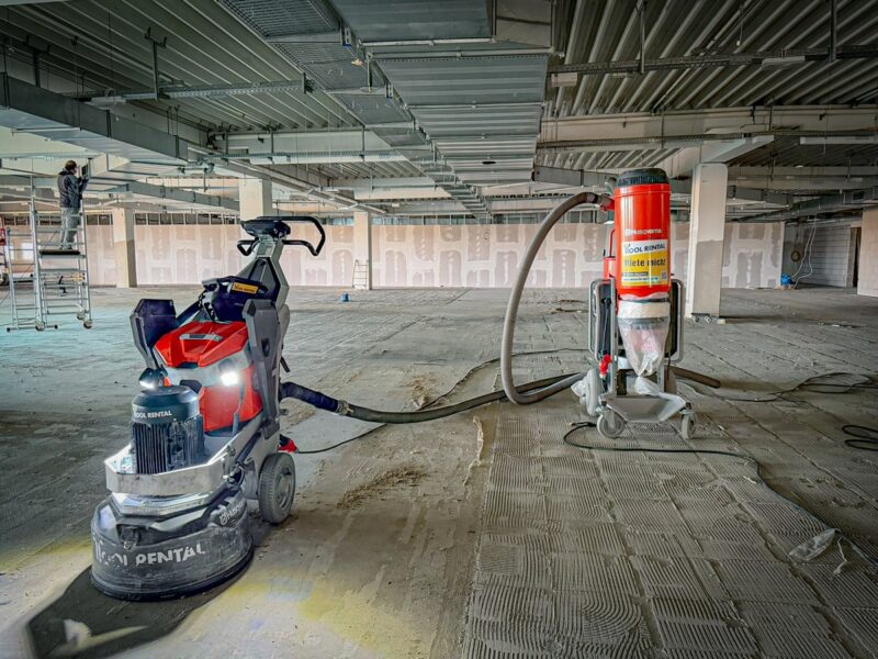 Möbelhaus Leipzig: 9.000 m² Bodenbeläge in 10 Wochen entfernt 16 Bodensanierung in einem Möbelhaus in Leipzip