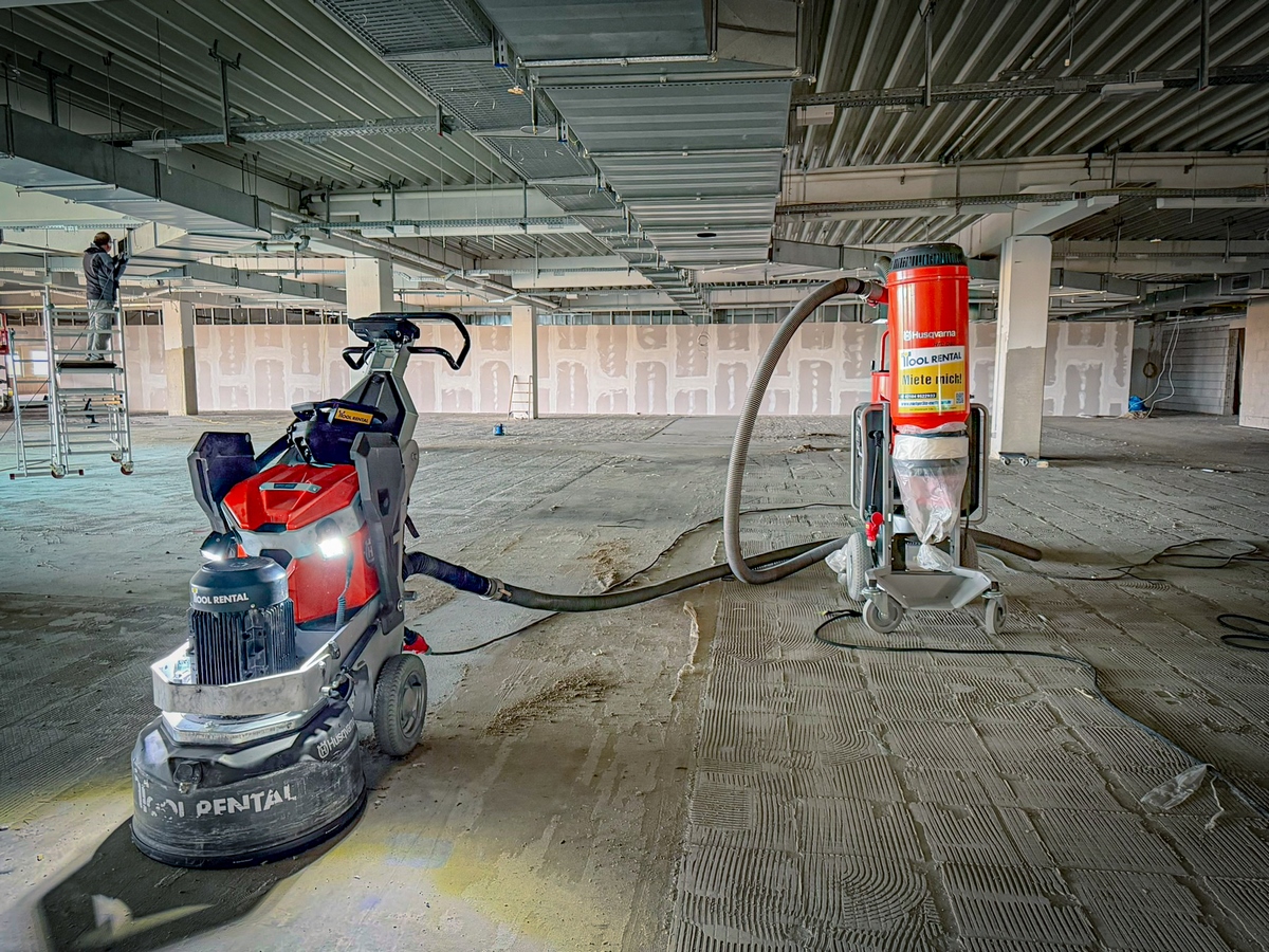 B2B-Mietservice für Bodensanierung 15 Bodensanierung in einem Möbelhaus in Leipzip