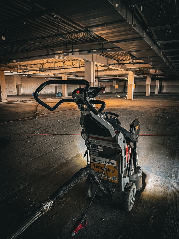Möbelhaus Leipzig: 9.000 m² Bodenbeläge in 10 Wochen entfernt 15 IMG 0932