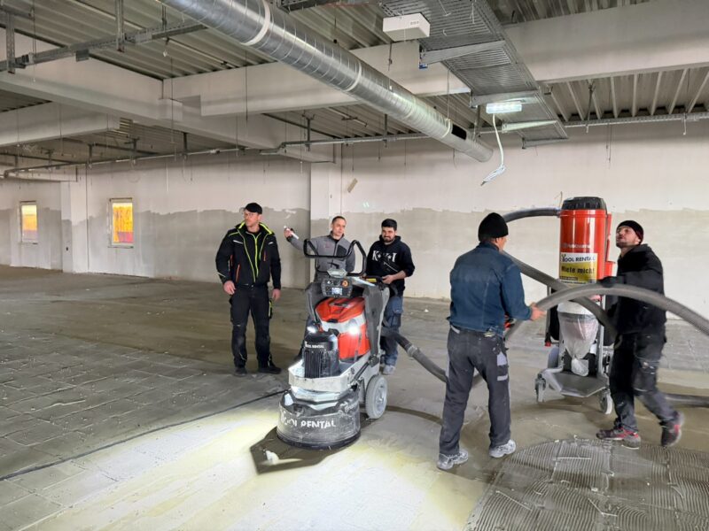 Möbelhaus Leipzig: 9.000 m² Bodenbeläge in 10 Wochen entfernt 12 Schulung an der Bodenschleifmaschine in Leipzig