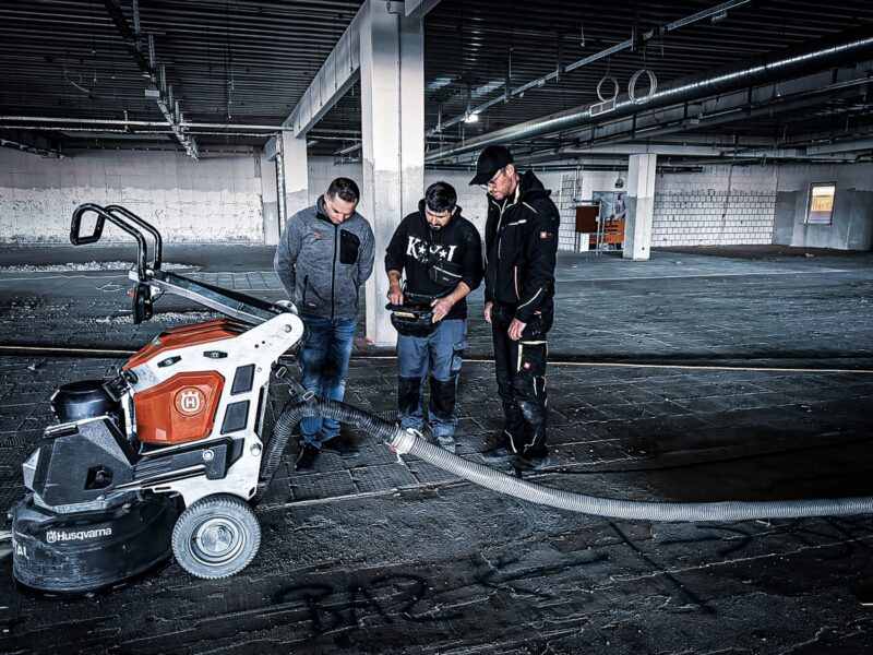 Möbelhaus Leipzig: 9.000 m² Bodenbeläge in 10 Wochen entfernt 13 Mitarbeiterschulung