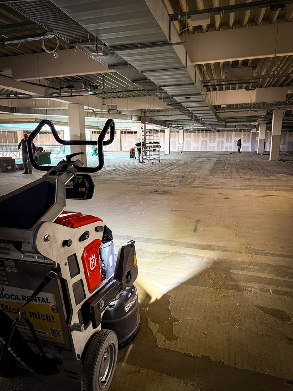 B2B-Mietservice für Bodensanierung 6 Untergrundsanierung in einem Möbelhaus mit Bodenschleifmaschine