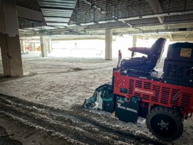 Aufsitz- Akku Bodenbelagentferner auf einer Baustelle