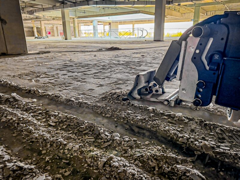 Möbelhaus Leipzig: 9.000 m² Bodenbeläge in 10 Wochen entfernt 9 Bodenbelag entfernen mit Aufsitzstripper zur Miete