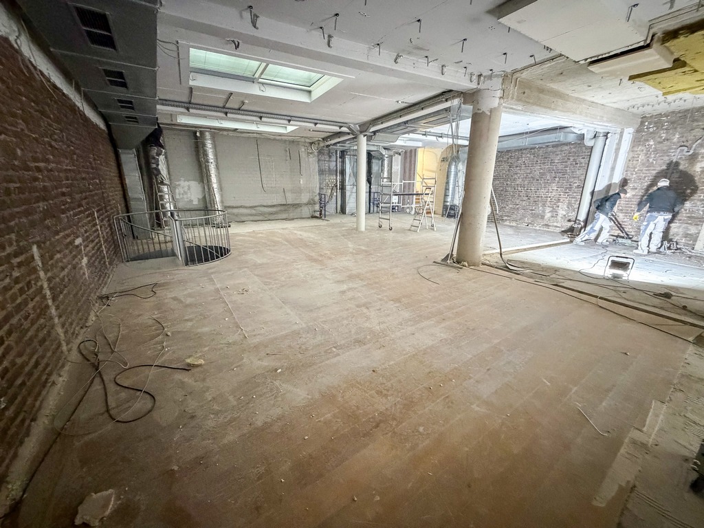 Mey & Edlich Köln: 320 m² Flagship-Sanierung in 4 Tagen 3 Parkettboden in einem Ladenlokal