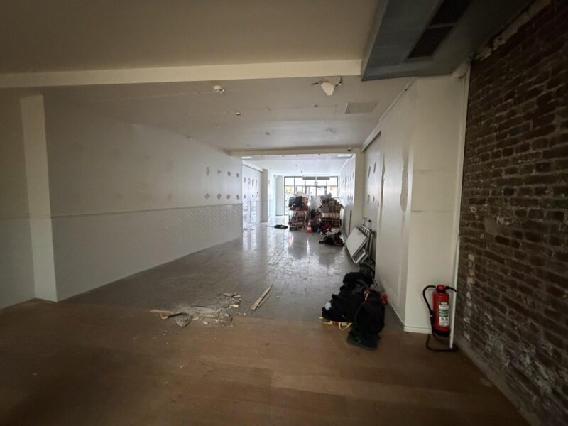 Mey & Edlich Köln: 320 m² Flagship-Sanierung in 4 Tagen 2 Ladenlokal mit Trennwand und Bodenbelägen bei Besichtigung am Montag