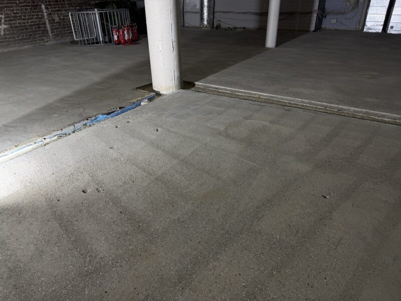 Mey & Edlich Köln: 320 m² Flagship-Sanierung in 4 Tagen 16 Perfekt vorbereiteter Untergrund nach Schleifarbeiten im Mey & Edlich Flagship-Store Köln, plan und sauber für den neuen Bodenaufbau