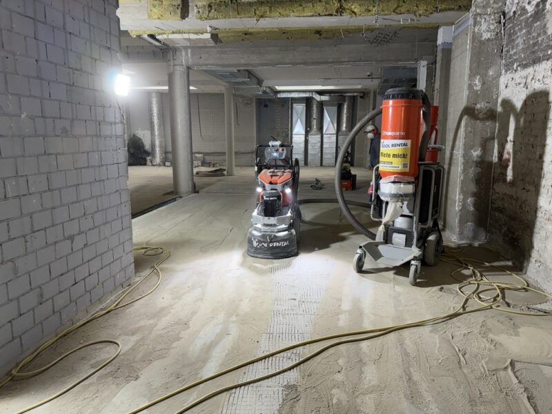 Mey & Edlich Köln: 320 m² Flagship-Sanierung in 4 Tagen 11 Sanierung eines Ladenlokal mit Schleifmaschine