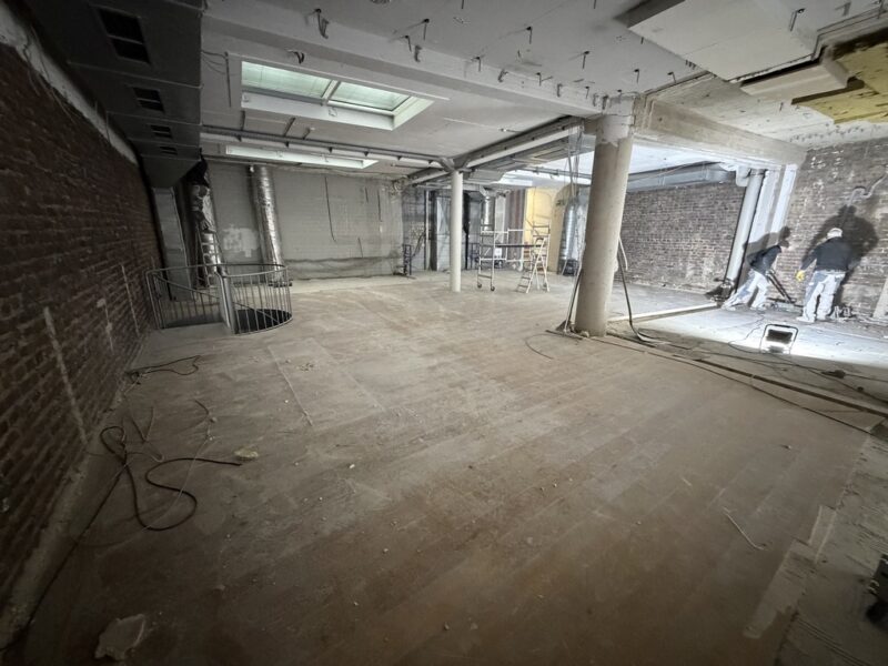 Mey & Edlich Köln: 320 m² Flagship-Sanierung in 4 Tagen 13 Verklebter Parkettboden in Ladenlokal