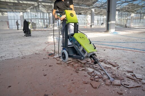 Mietgeräte für Bodensanierung mieten 15 Wolff RamHammer Fliesenentferner bei der Arbeit