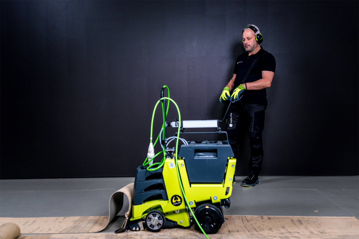 Bodenstripper mieten – ferngesteuert 1 Bodenbelagentferner Robo Stripper im Einsatz